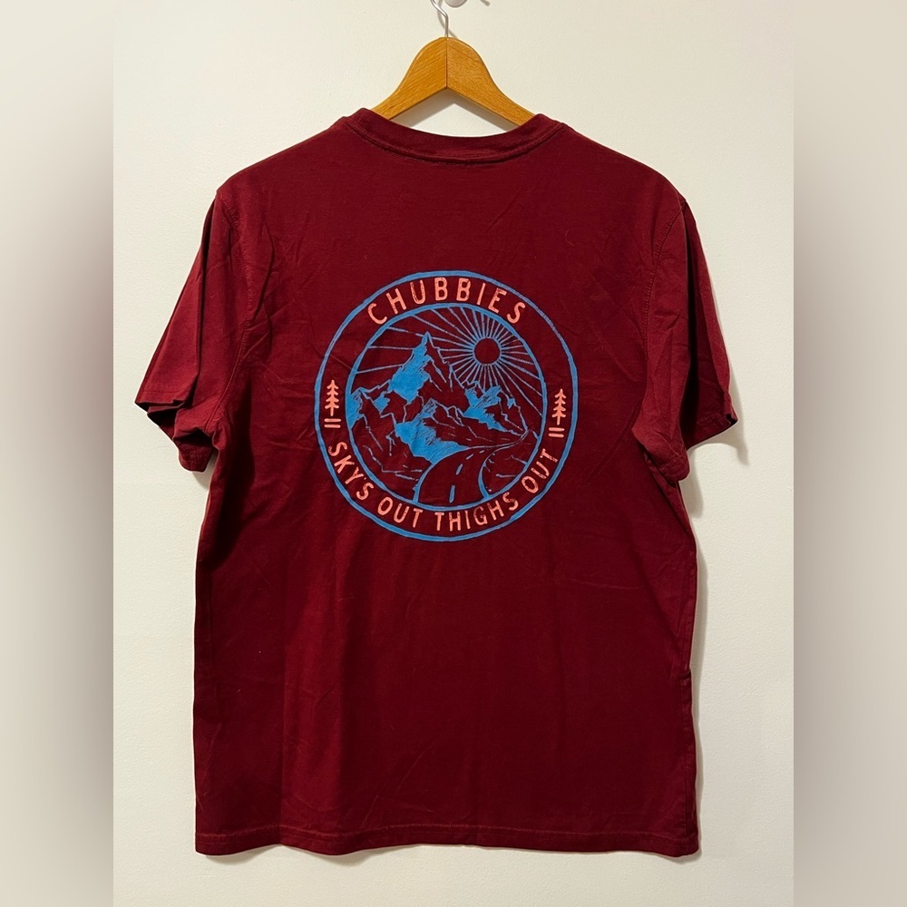 CHUBBIES Sky’s Out Thighs Out Graphic Tee Short Sleeve Mens Medium Maroon Blue